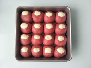 面团放在温暖湿润处进行二次发酵，发酵两倍大