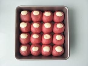 面团放在温暖湿润处进行二次发酵，发酵两倍大