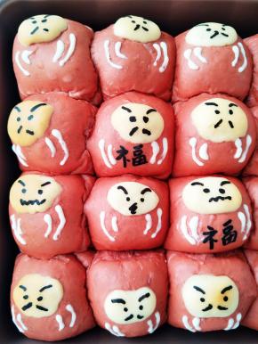 预热烤箱160度30分钟，中途加盖锡纸防止加深颜色，烤好后放在烤架上晾凉.用黑色素笔画出眼睛、眉毛、胡子，白巧克力笔融化画出细腻的条状