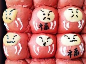 预热烤箱160度30分钟，中途加盖锡纸防止加深颜色，烤好后放在烤架上晾凉.用黑色素笔画出眼睛、眉毛、胡子，白巧克力笔融化画出细腻的条状