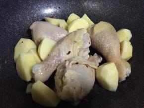 倒入土豆块，翻炒均匀