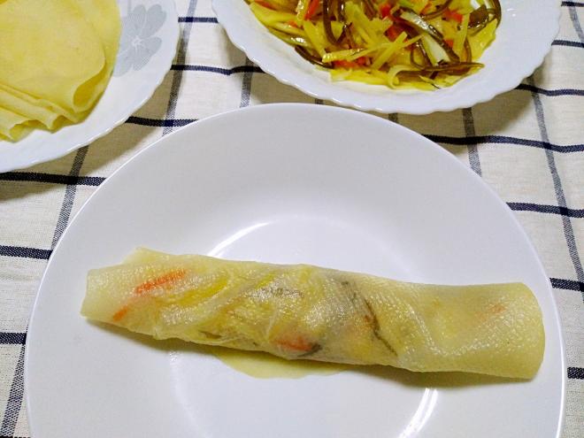 简单营养美味的早餐～剩饺子皮做的土豆丝卷饼