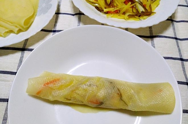 简单营养美味的早餐～剩饺子皮做的土豆丝卷饼