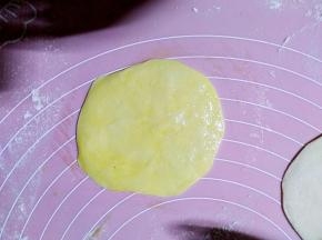 在一张饺子皮上均匀的刷上植物油，我用的是大豆油，所以是黄色的，如果你追求颜值可以用色拉油或者玉米油等没有颜色的油。