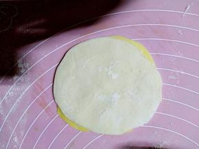 盖上一张饺子皮，然后再均匀的刷上植物油。