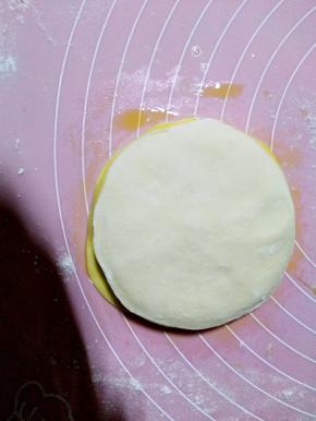 以此类推，把六张饺子皮都摞在一起。