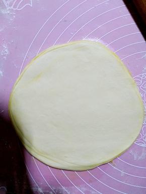 擀开，要两面都擀，不然饼就不会一样大了。