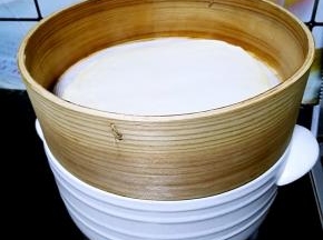 陶煲王的蒸锅中烧开水，之后把擀好的饺子皮上锅蒸。