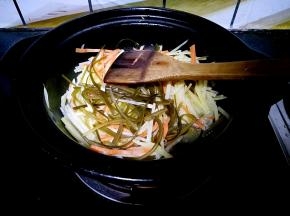 在蒸饺子皮的时候，我们就可以用陶煲王的浅煲来炒土豆丝了。