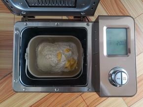 除红豆以外所有的材料按照先液体粉末的顺序放入东菱1352B面包机里，启动标准面包程序