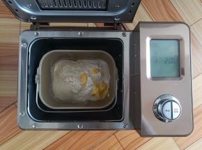 除红豆以外所有的材料按照先液体粉末的顺序放入东菱1352B面包机里，启动标准面包程序
