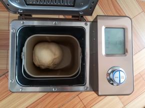 发酵完成后面包机简单排气（为了省电，面包机排气后可以关闭面包机电源）