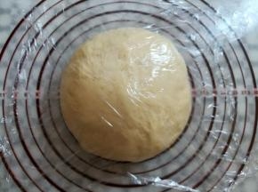 把面团取出来挤掉大的气泡，滚圆用保鲜膜盖上松弛15分钟