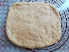 把面团擀成大的面皮