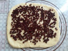 面团翻面后放上红豆