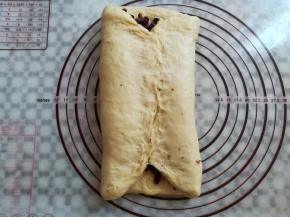 面皮左右两侧分别像中间折叠，收口处捏紧