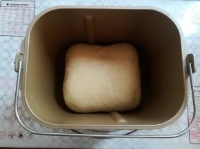 面团收口朝下放进面包桶里