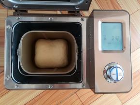 面包桶放进面包机里，选择发酵程序，时间42分钟
