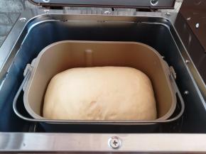 发酵完成，面团发酵到面包桶的8分满，设置面包机烘烤默认中色32分钟（如果发酵不到面包桶的8分满可以选延长发酵，轻按面包机的启动键）