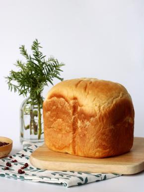 面包放凉后，手摸起来有余温用保鲜袋装起来室温保存