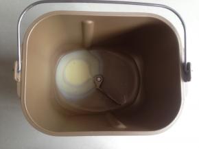 水和炼奶放入面包桶内