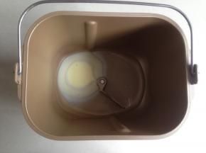 水和炼奶放入面包桶内