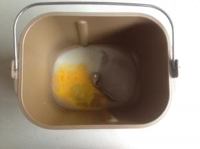 加入蛋液，对角加糖和盐