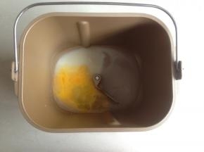 加入蛋液，对角加糖和盐