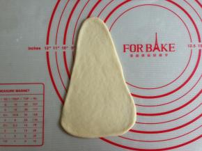 将大的面团擀簿，擀成水滴状