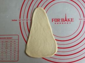 将大的面团擀簿，擀成水滴状