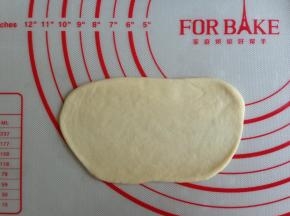 小的面团擀成如图形状