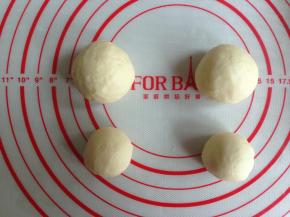 发酵好的面团取出排气，分成5个45克和28克面团，滚圆，盖保鲜膜松驰15分钟