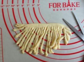 然后用剪刀剪成细长条，剪好再拉长一下，做胡须部分