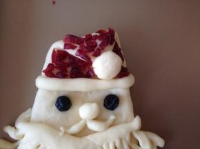 发酵好后在帽子上面粘上切碎的蔓越莓，用蓝莓干做眼睛