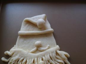 取一小面团搓成圆形放在帽尖上面，作帽子的球球。再弄小小面团做鼻子和八字须。做好后放入东菱K30A烤箱，选择发酵档，里面放一碗热水增加湿度，发酵40分钟