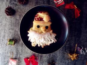 做好后在胡须部分筛上糖霜