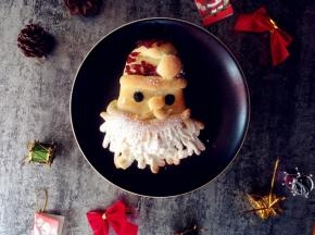 做好后在胡须部分筛上糖霜