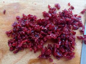 蔓越莓切碎，也不要切太碎了