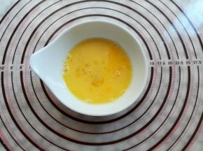 鸡蛋打散备用