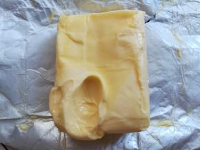 黄油软化到用手指轻松按下就可以了