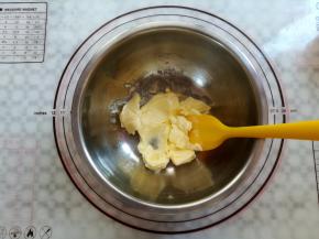 找一个干净的盆子放入软化好的黄油