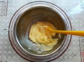 把全蛋液充分搅拌混合均匀