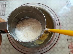 加入过筛的低筋面粉