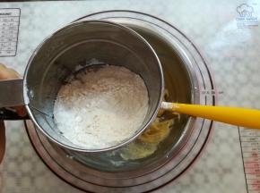 加入过筛的低筋面粉