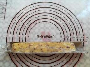 把曲奇面团放到垫了保鲜膜的学厨曲奇模具里整理好