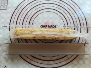 整理好的曲奇面团从模具里取出放入冰箱冷冻1小时，记得是冷冻哦