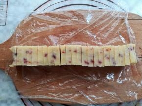 冷冻好的曲奇面团切成0.7cm厚的饼干片