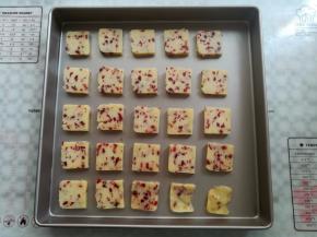 把饼干均匀的放到学厨的不沾烤盘里，预留出一定的位置