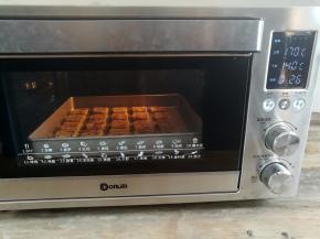 烤箱上火170度，下火140度烤25分钟（具体看饼干的厚薄程度决定温度和时间）