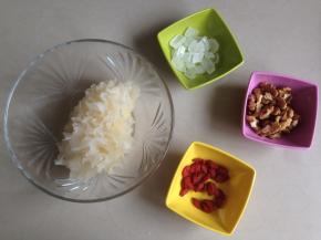 准备好所有食材，银耳提前浸泡几个小时
